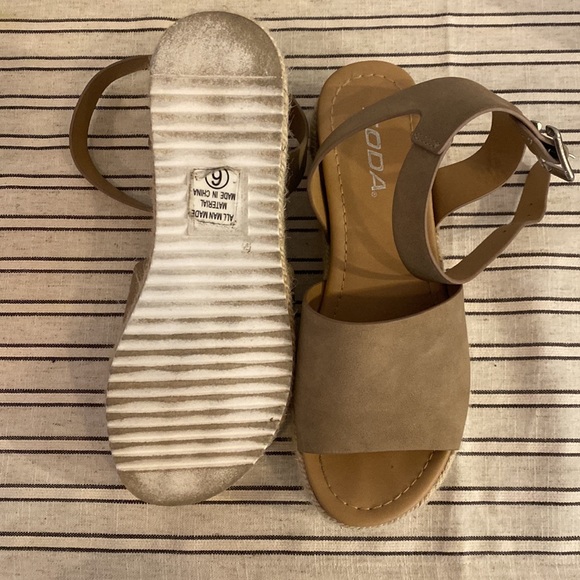 Soda Brand Platform Sandals - Picture 3 of 3